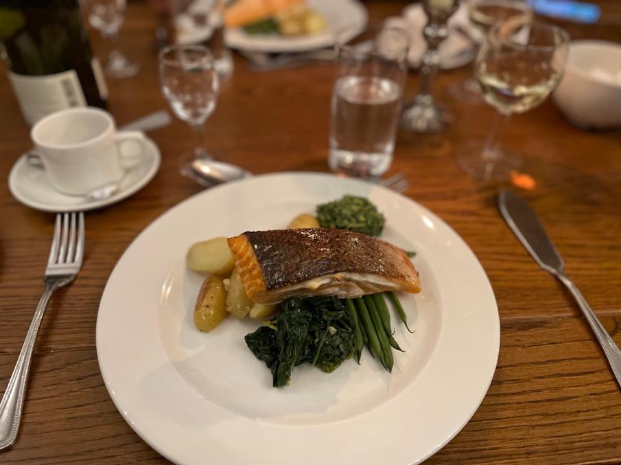 白い皿に盛られたサーモンのローストと野菜のコース料理