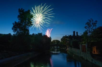 ケム川沿いで打ち上げられるカラフルな花火と、夜空に浮かぶ歴史的建築物のシルエット。